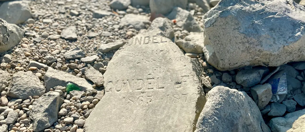Gundel sírkő a Dunánál