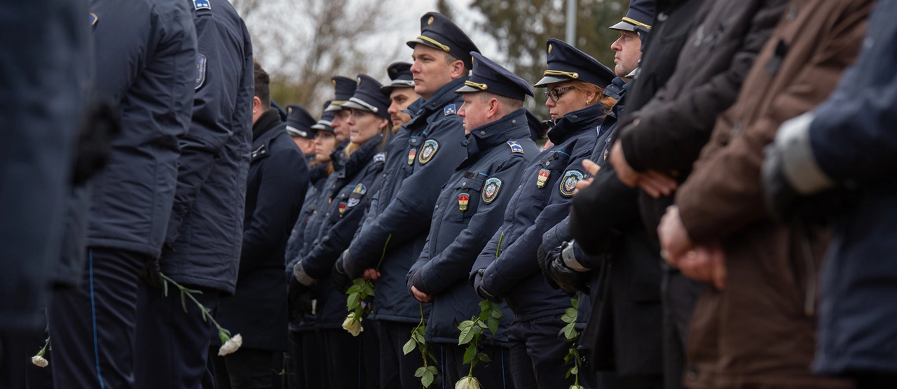 Baumann Péter temetésén sort állnak a rendőrök