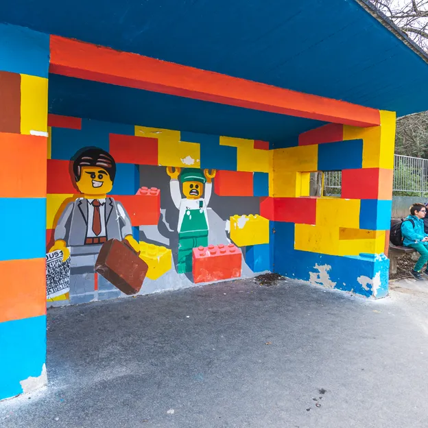 Ingyen könyvektől a LEGO-buszmegállókig –  8+1 szerethető „apróság” Budapesten