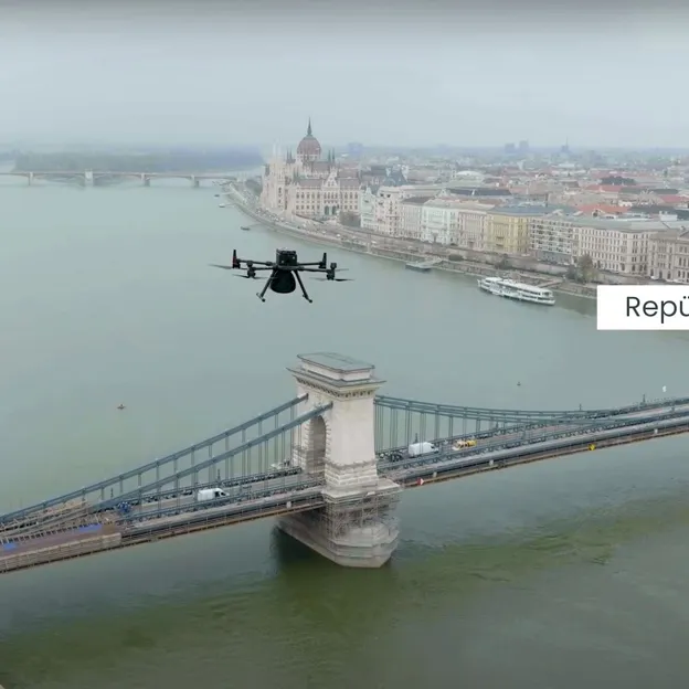 Égből pottyant csomag: drónokkal tesztelik a házhoz szállítást a főváros légterében