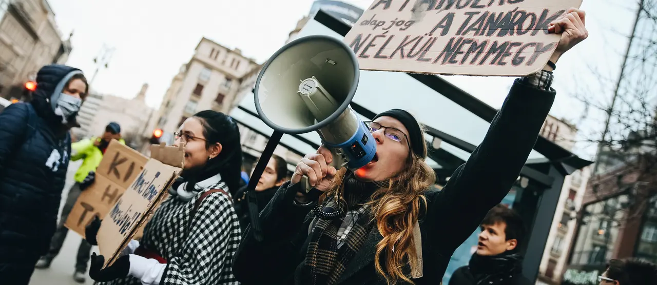 diáktüntetés astoria - diák hangosbeszélőbe kiabál