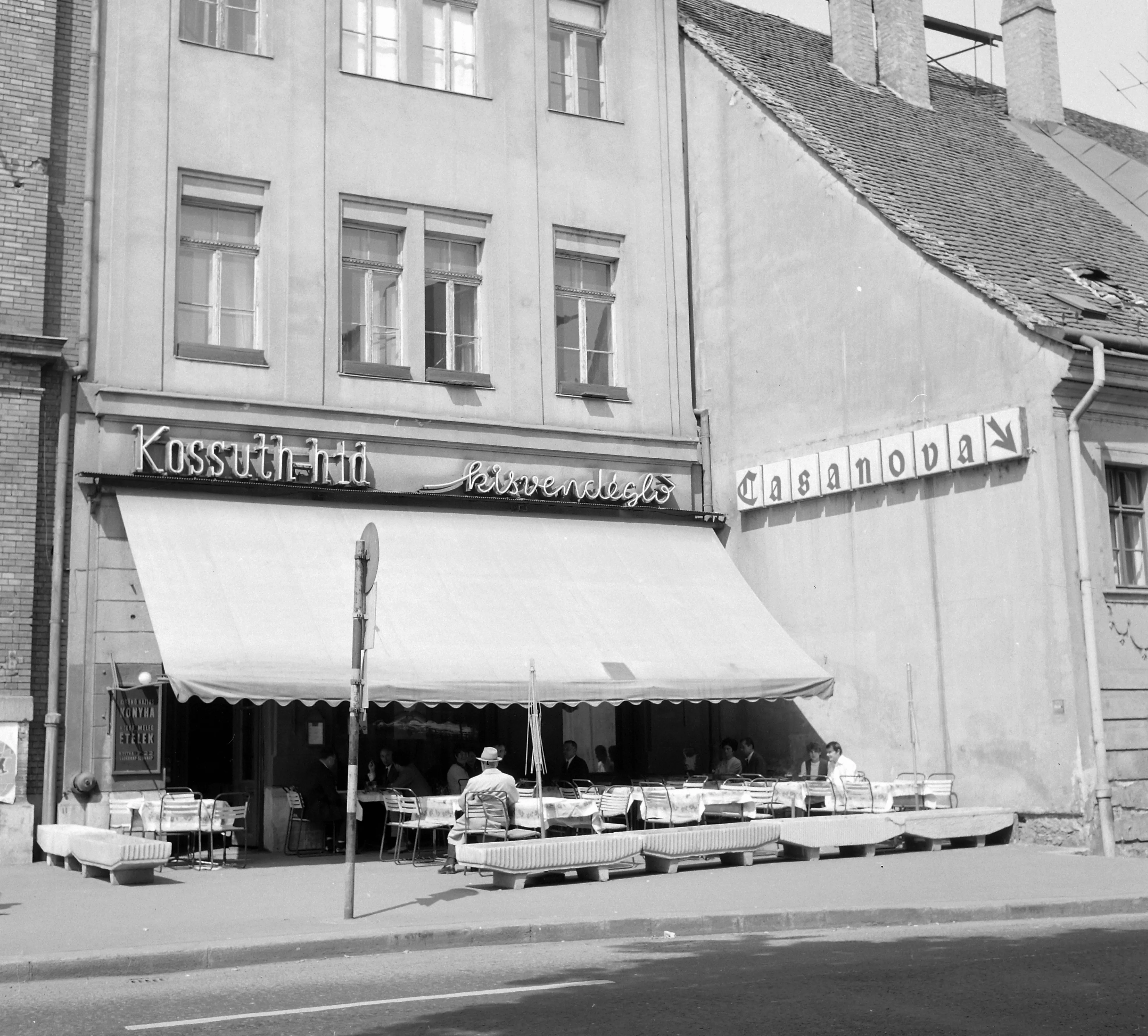 A mulató épülete 1970-ben a Batthyány téren / Fotó: Fortepan - UVATERV