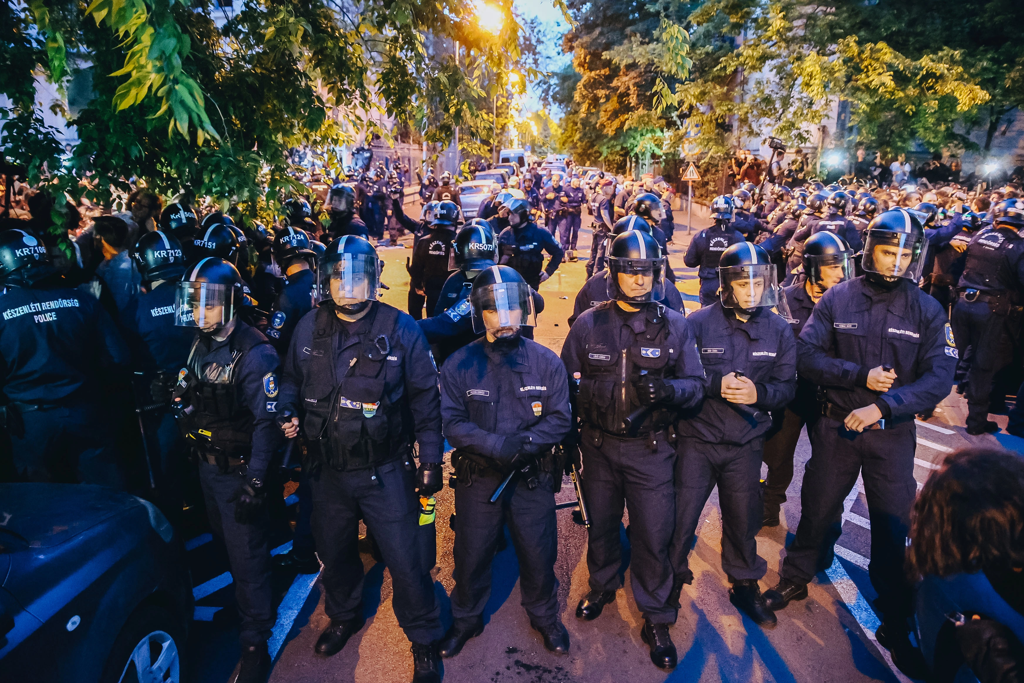 Ódzkodnak, mégis testkamerát kapnak a budapesti rendőrök