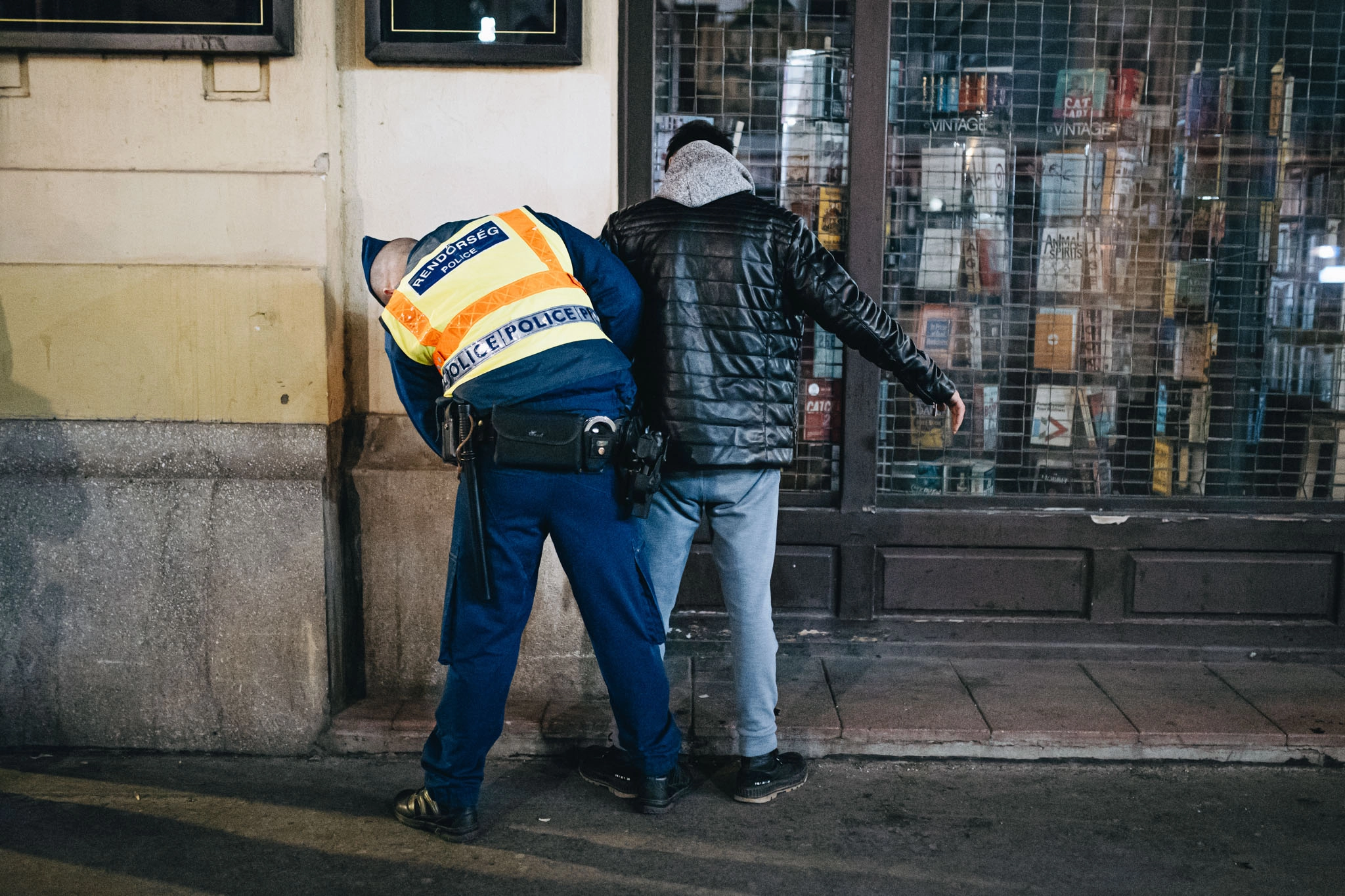 Razzia a belvárosban – rendőrökkel jártuk be a budapesti éjszakát