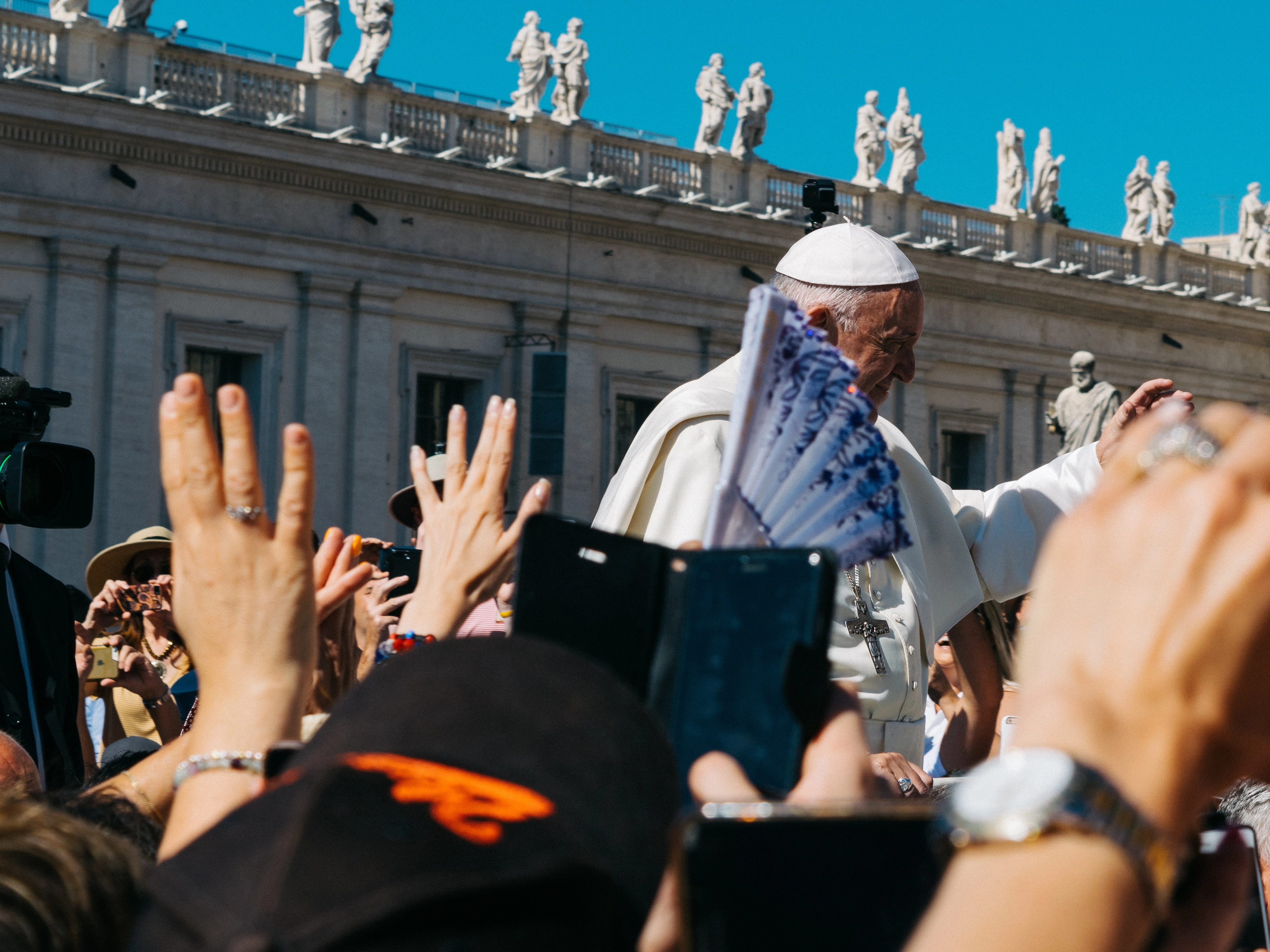 Egyedi miseruha készül Ferenc pápának a budapesti látogatására 