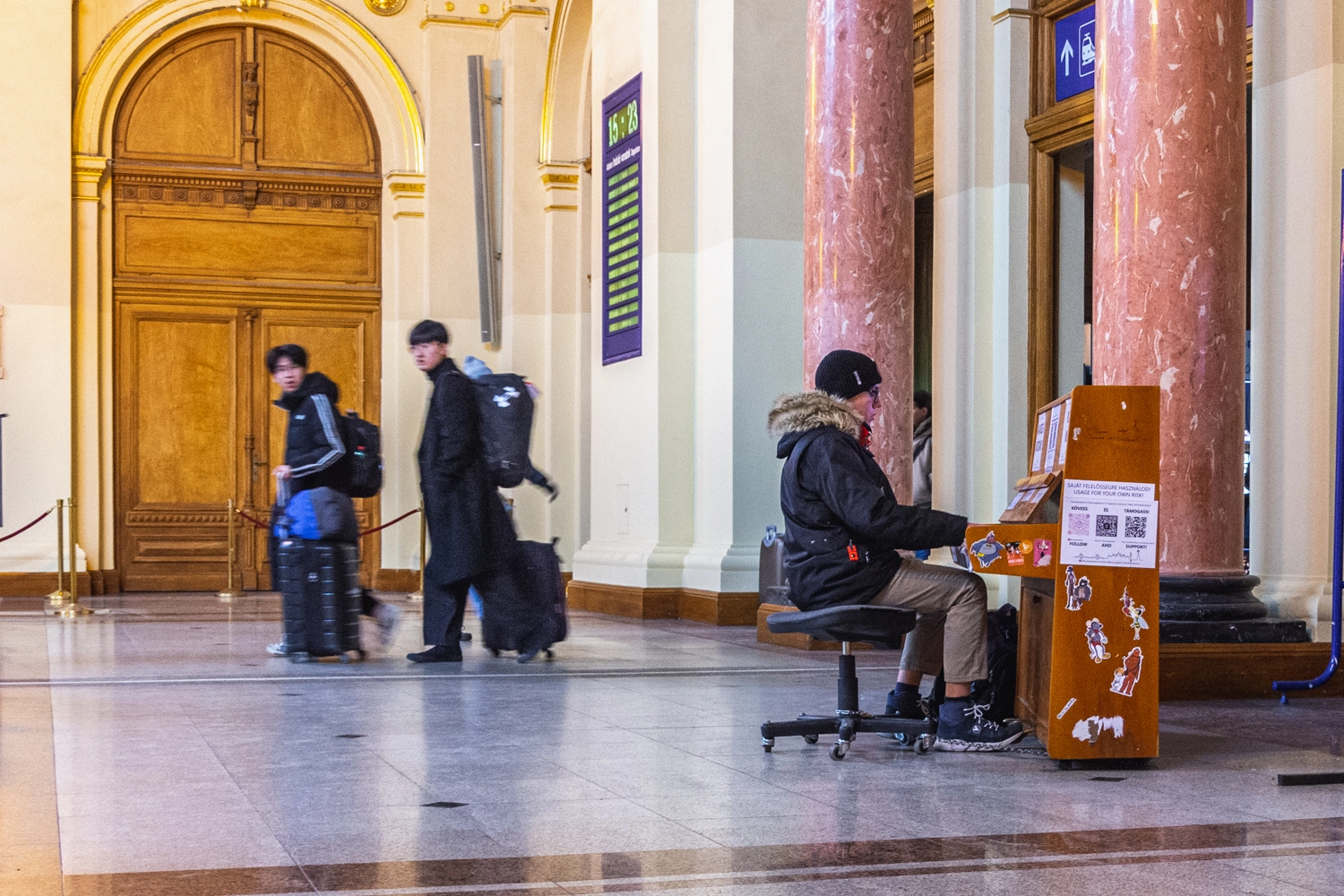 Köztéri zongorák, amiken bárki játszhat – de hogy kerültek Budapest utcáira? 