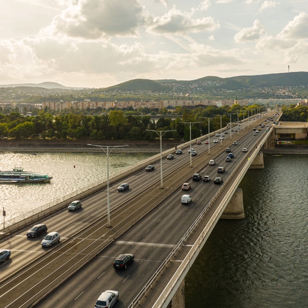 Felújítják az Árpád hidat, de csak a legszükségesebbre futja