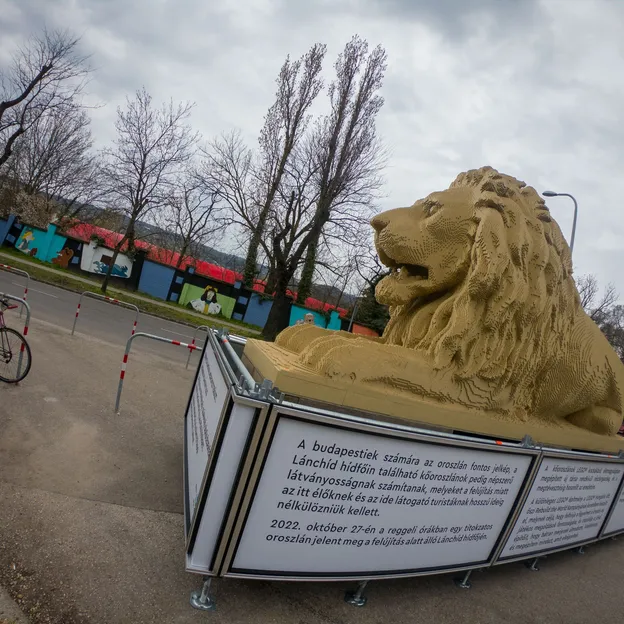 Elköltözött a LEGO oroszlán a Városháza parkból