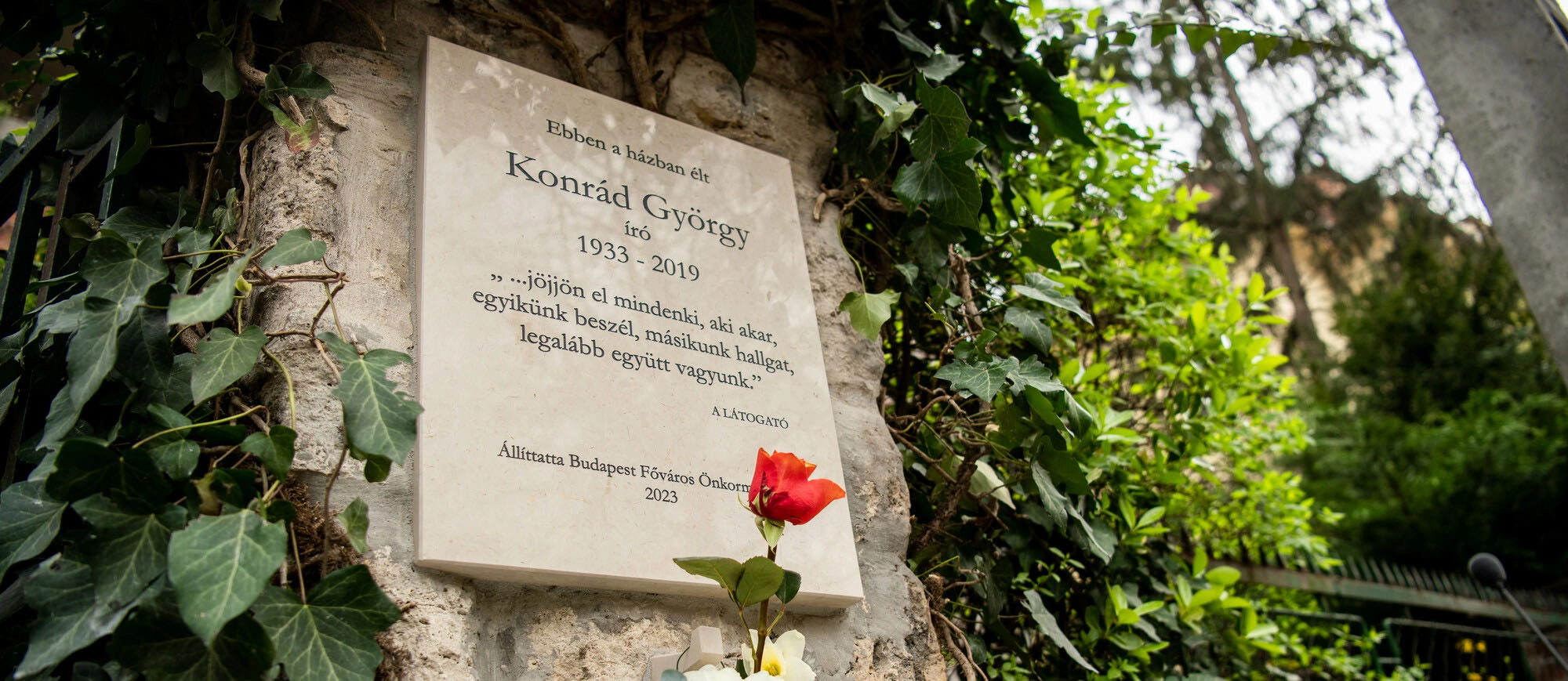 Emléktáblát kapott Konrád György Pasaréten