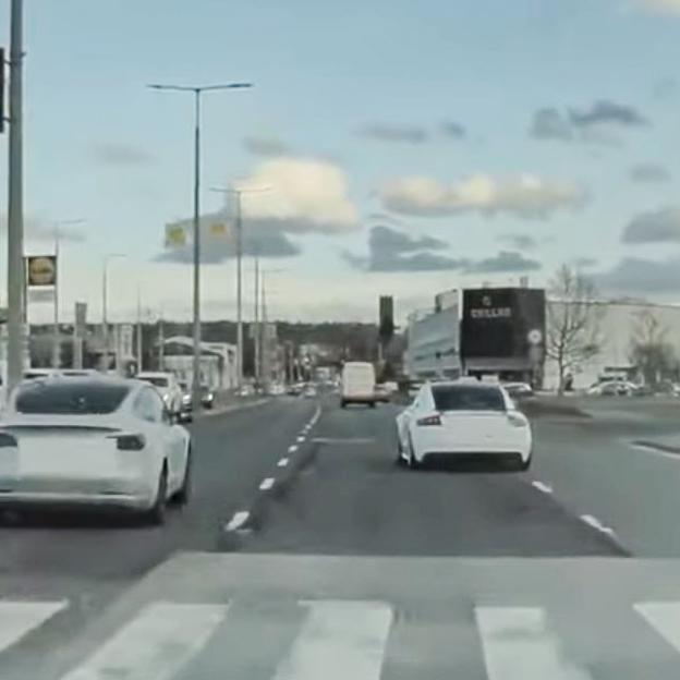 Ismét gyorsulásos baleset: Audi csapódott a szalagkorlátnak