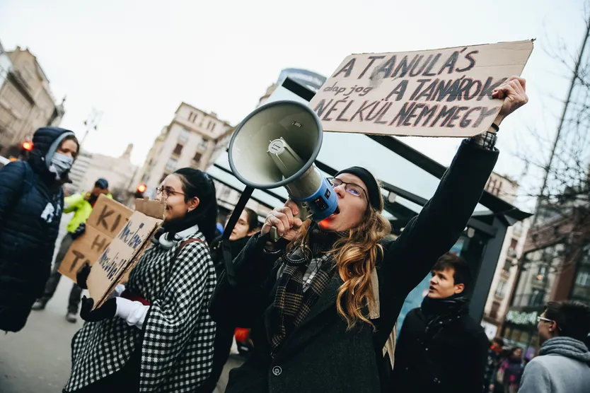 diáktüntetés astoria - diák hangosbeszélőbe kiabál